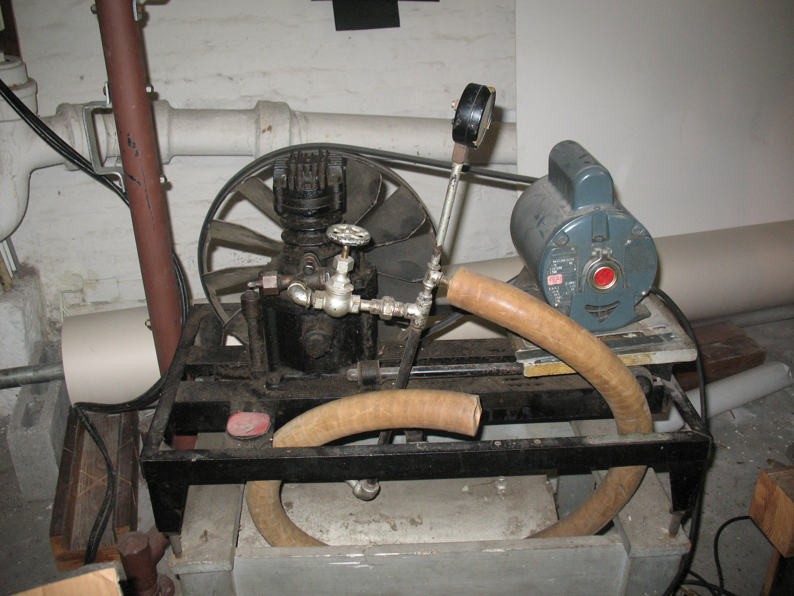 Engine Used on Oliver's Patented Vacuum Table